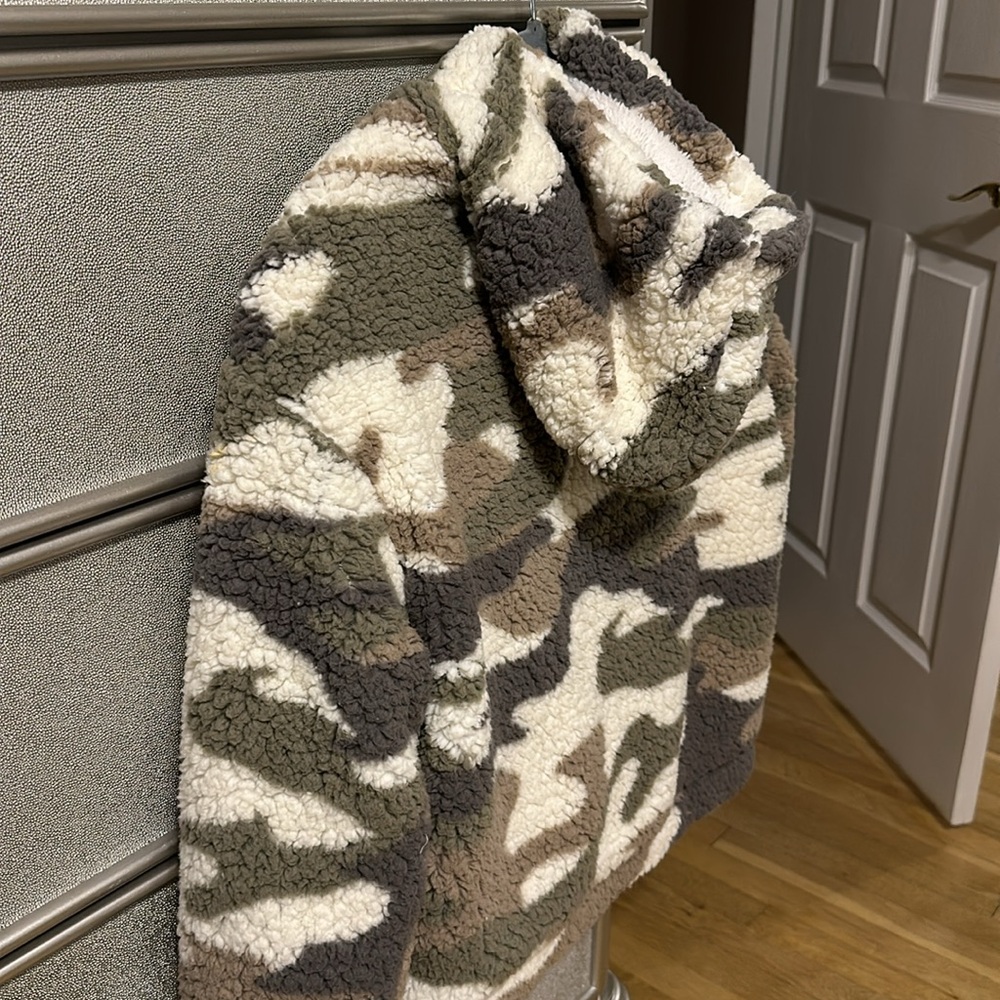 Zip Up Camo Sherpa w/ hood - Picture 3 of 5